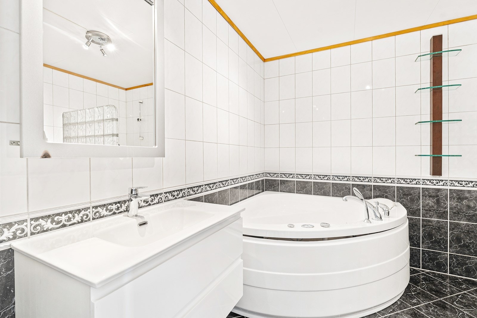 Romslig, helfliset bad Galleribilde