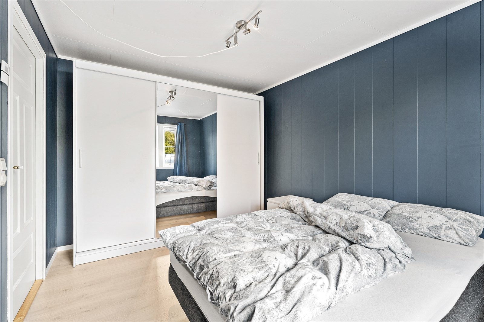 Soverom med god plass til dobbeltseng og garderobe Galleribilde