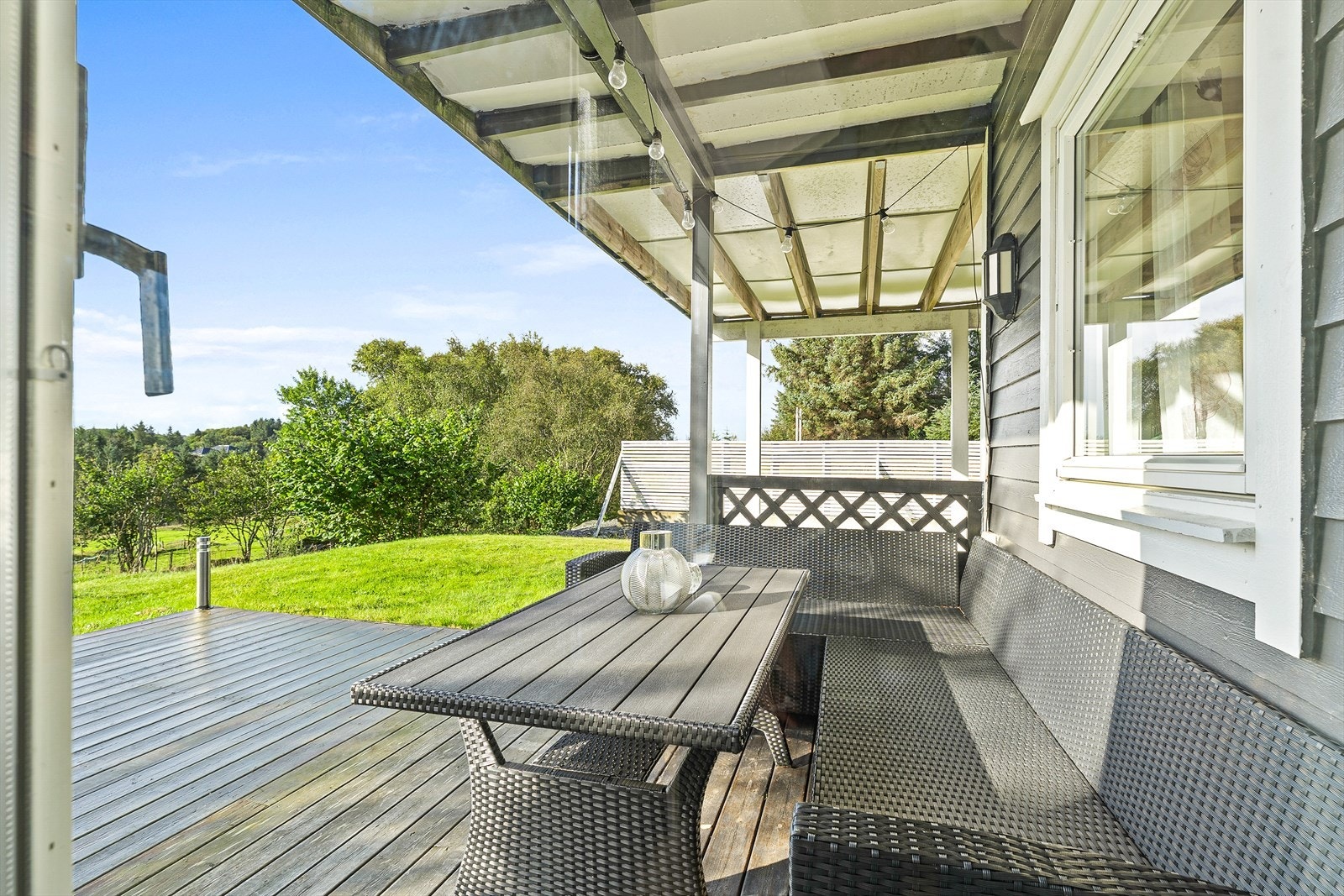 Fra stue er det utgang til terrasse og hage Galleribilde