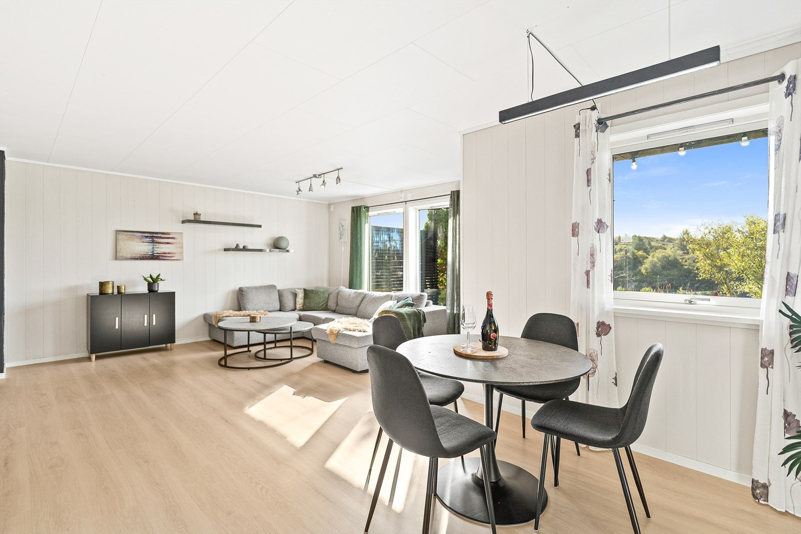 Stua er malt i en lys, delikat farge Galleribilde