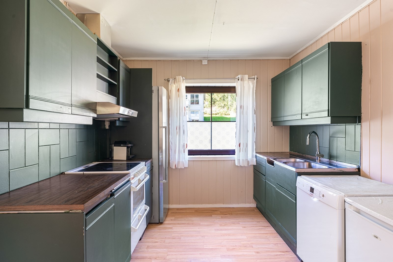 Praktisk kjøkken med gode oppbevaringsmuligheter Galleribilde