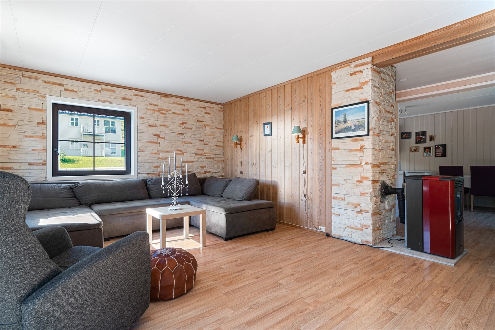 En stue med god plass til både avslapning og sosialt samvær Galleribilde