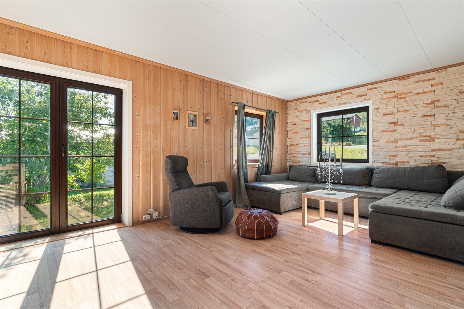 Store vindusflater gir et lyst og trivelig oppholdsrom Galleribilde