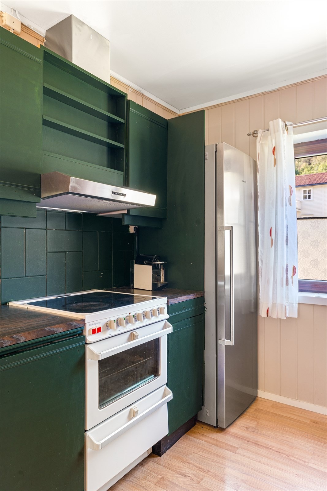 Kjøkkenet er praktisk adskilt fra stuen Galleribilde