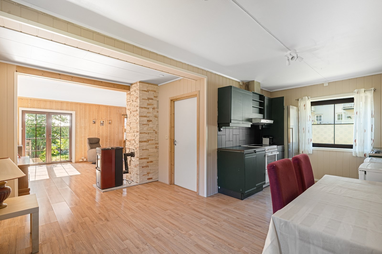 Kjøkkenet er på hele 21,5 kvm og har god plass til spisegruppe Galleribilde