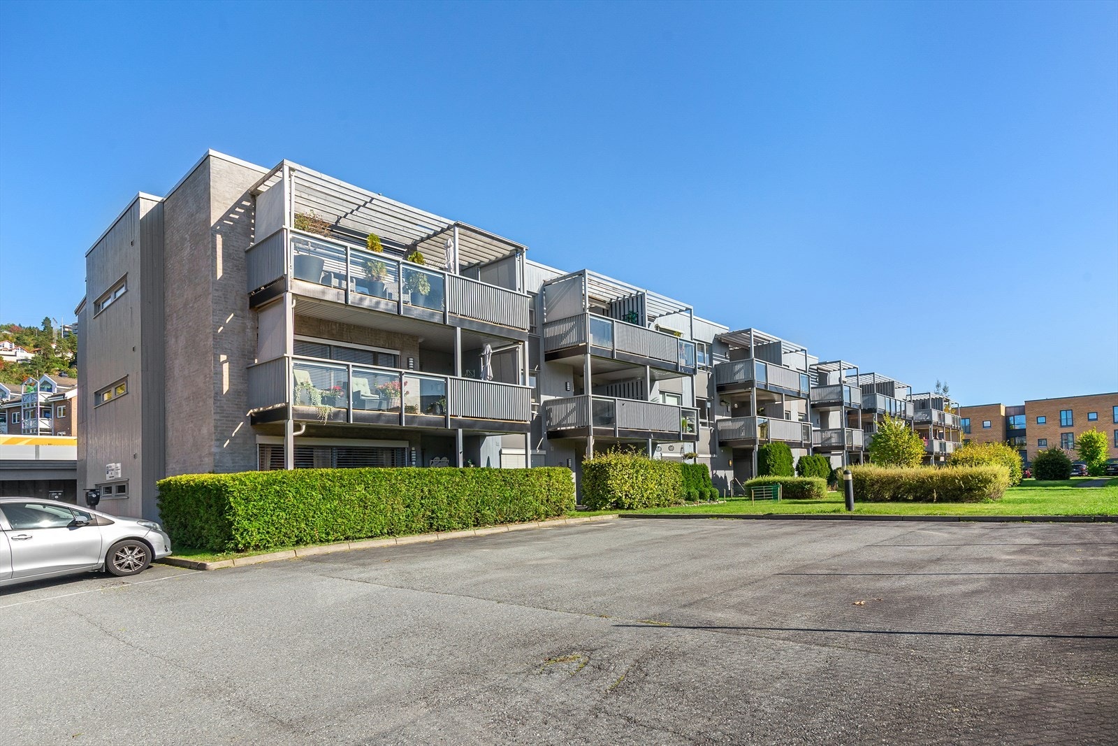 Leilighetene disponerer en parkeringsplass hver (per dags dato unummerert - skal bli oppmerket) Galleribilde