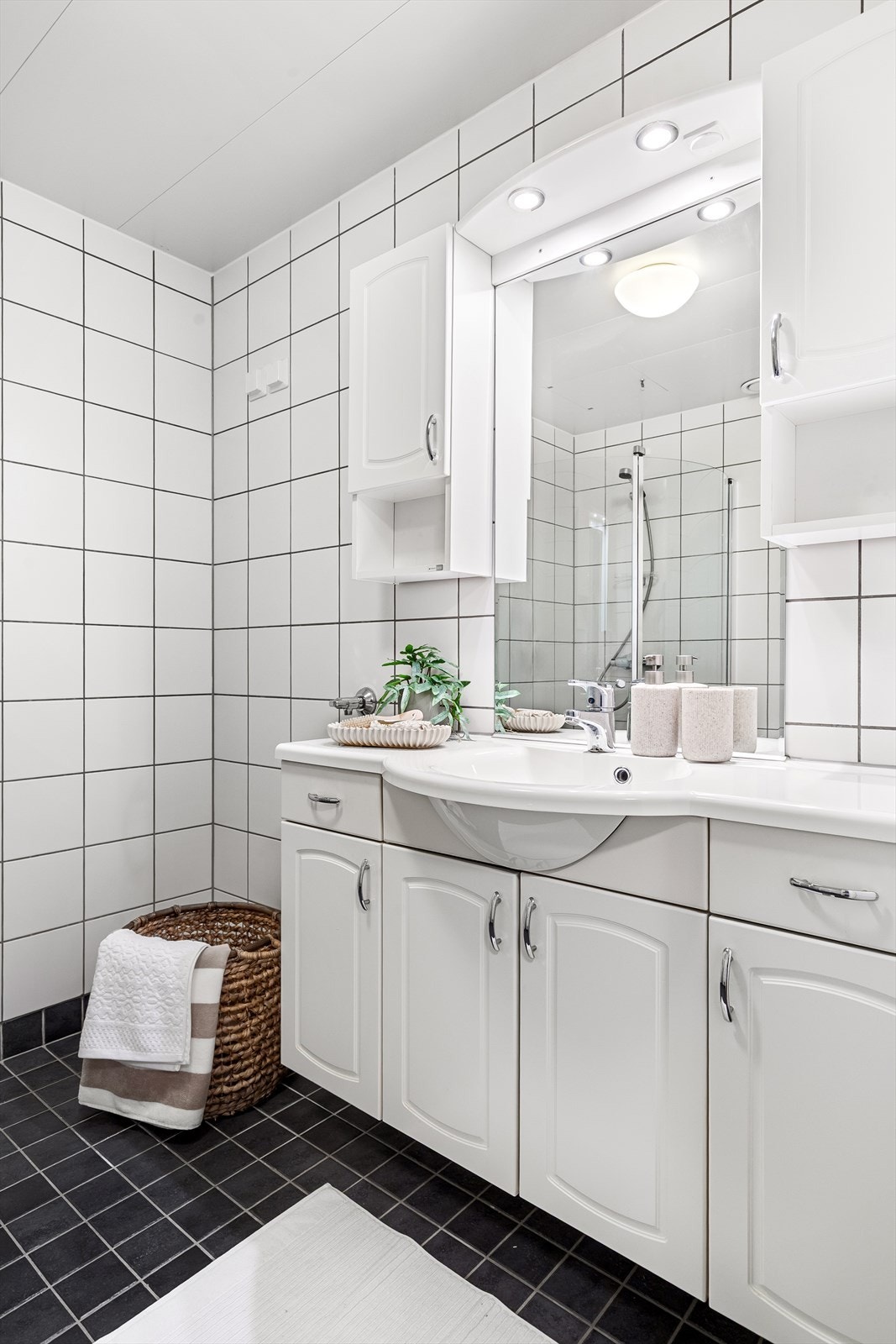 Det er opplegg for vaskemaskin og tørketrommel på badet Galleribilde