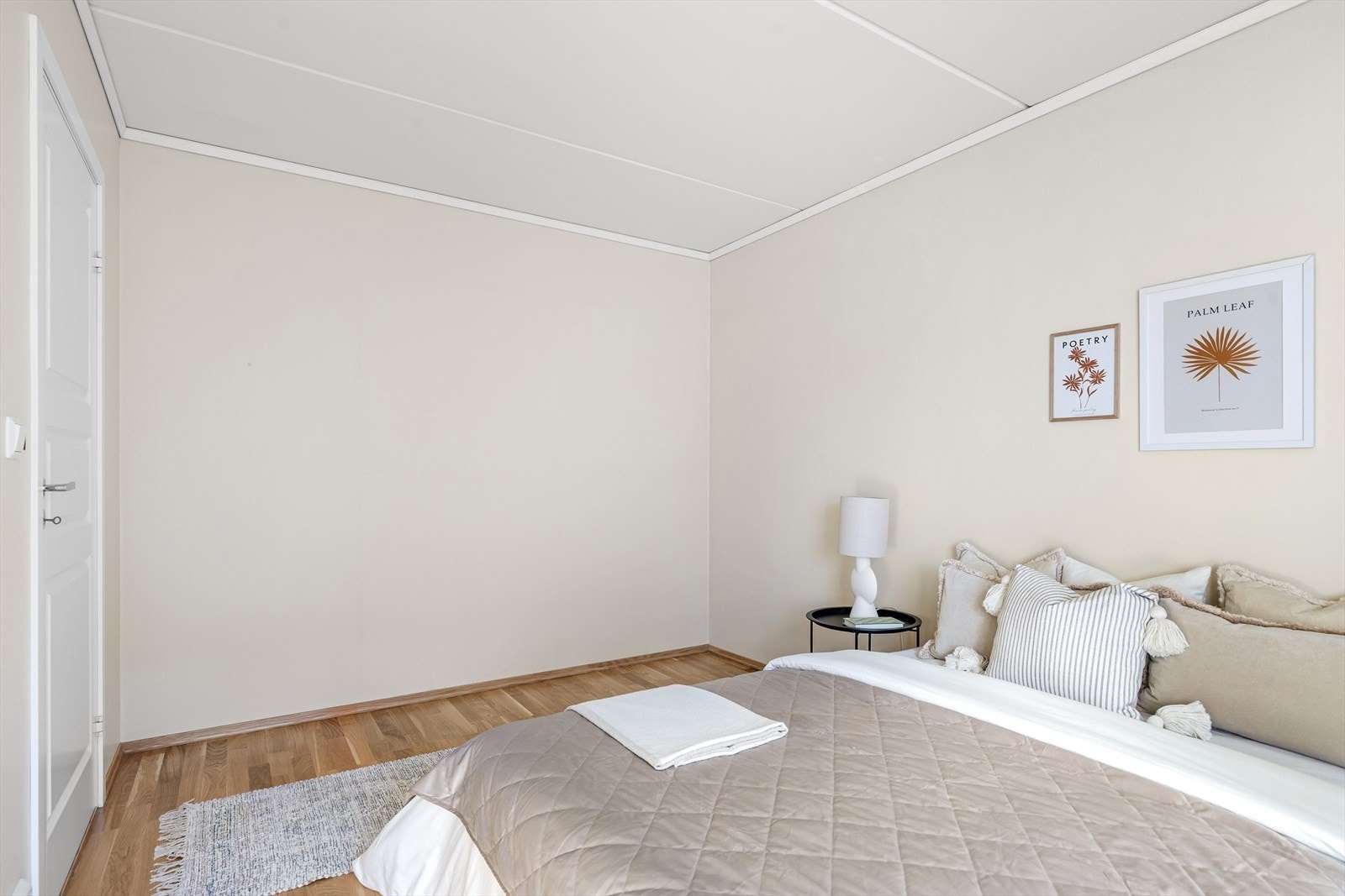 God plass til å sette inn garderobeskap Galleribilde