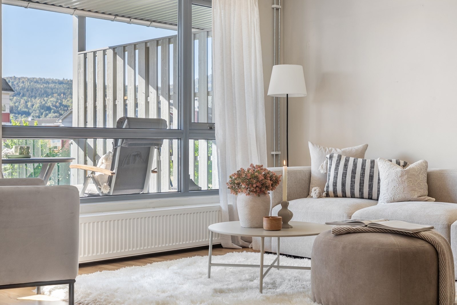 Store vindusflater bidrar til naturlig lys i oppholdsrommet Galleribilde