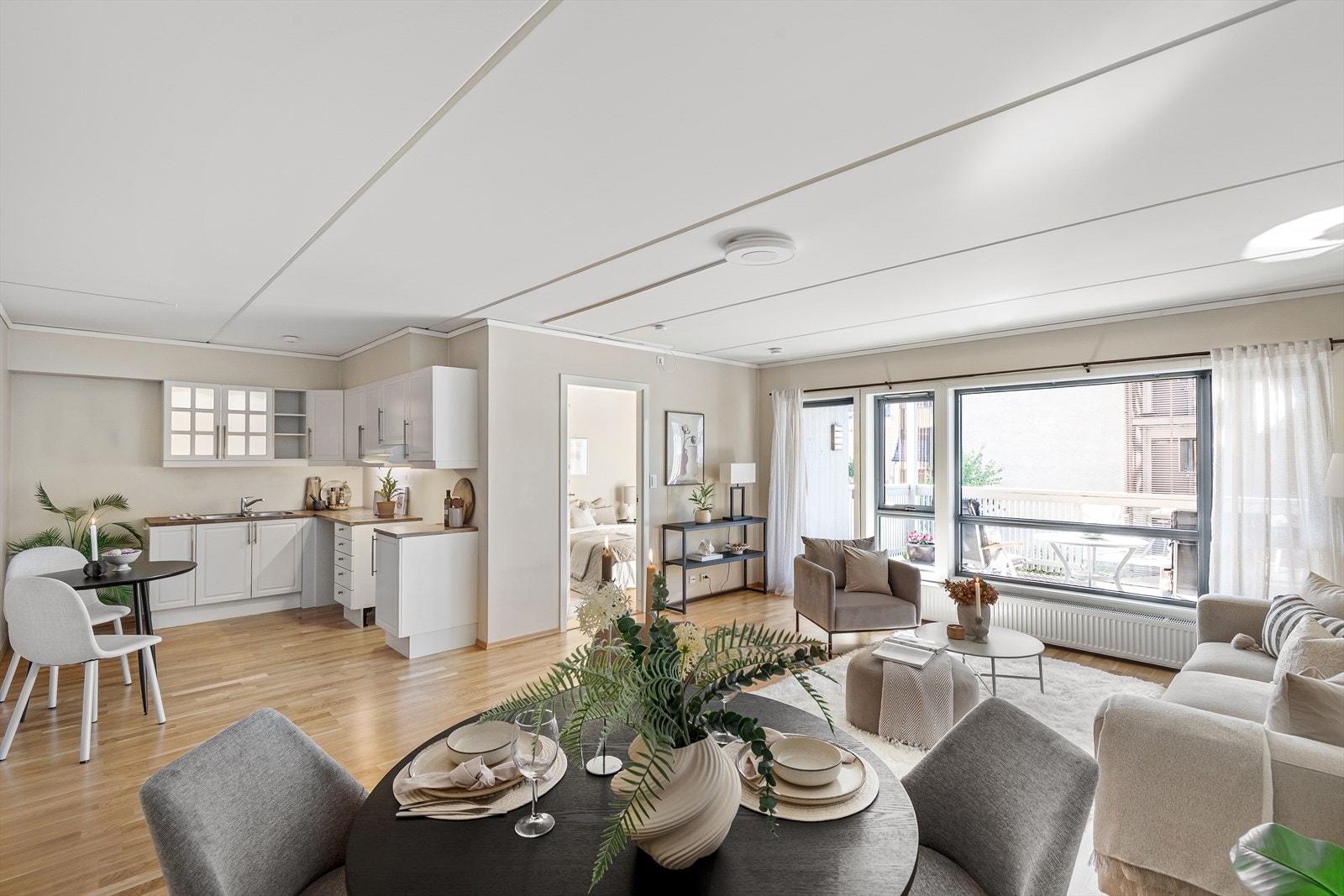 Stue og kjøkken i en åpen løsning Galleribilde