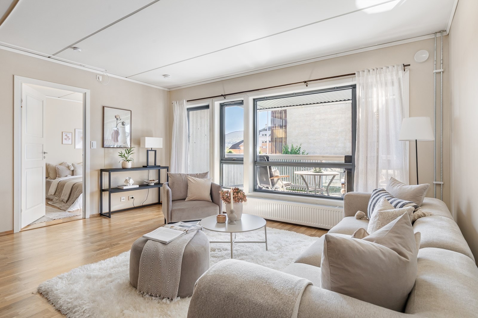 Stuen gir enkelt plass for sofagruppe med tilhørende tv-møblement Galleribilde