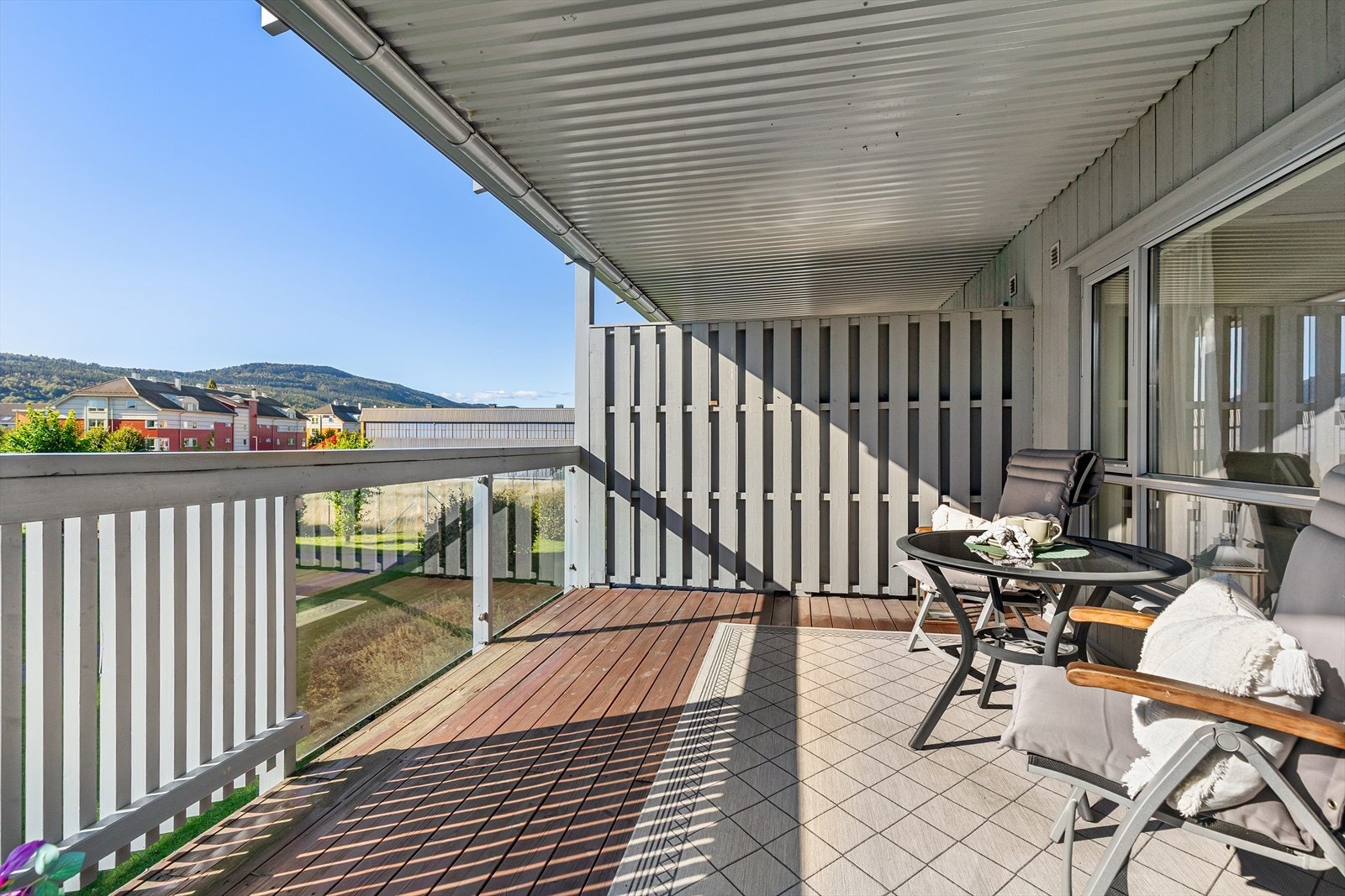 Dette er en lys og fin 3-roms leilighet i 2. etasje med stor overbygget balkong Galleribilde