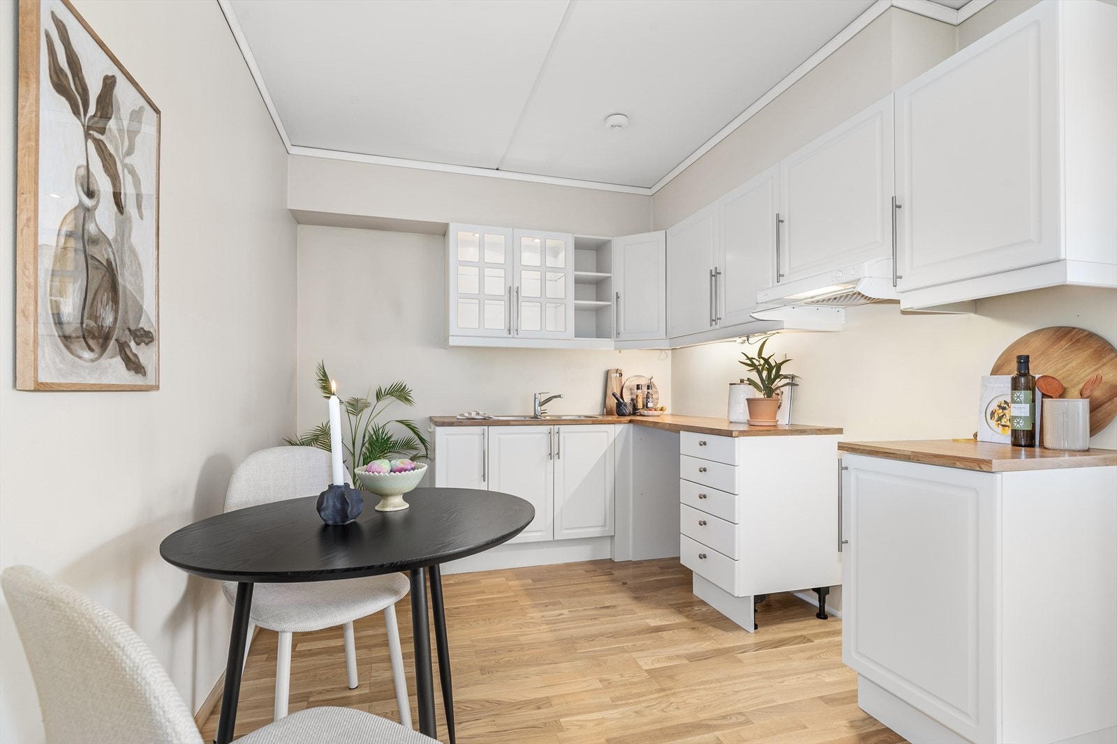 Kjøkken med profilerte fronter og benkeplate i laminat - Plass for frokostbord i tilknytning til kjøkkenet Galleribilde