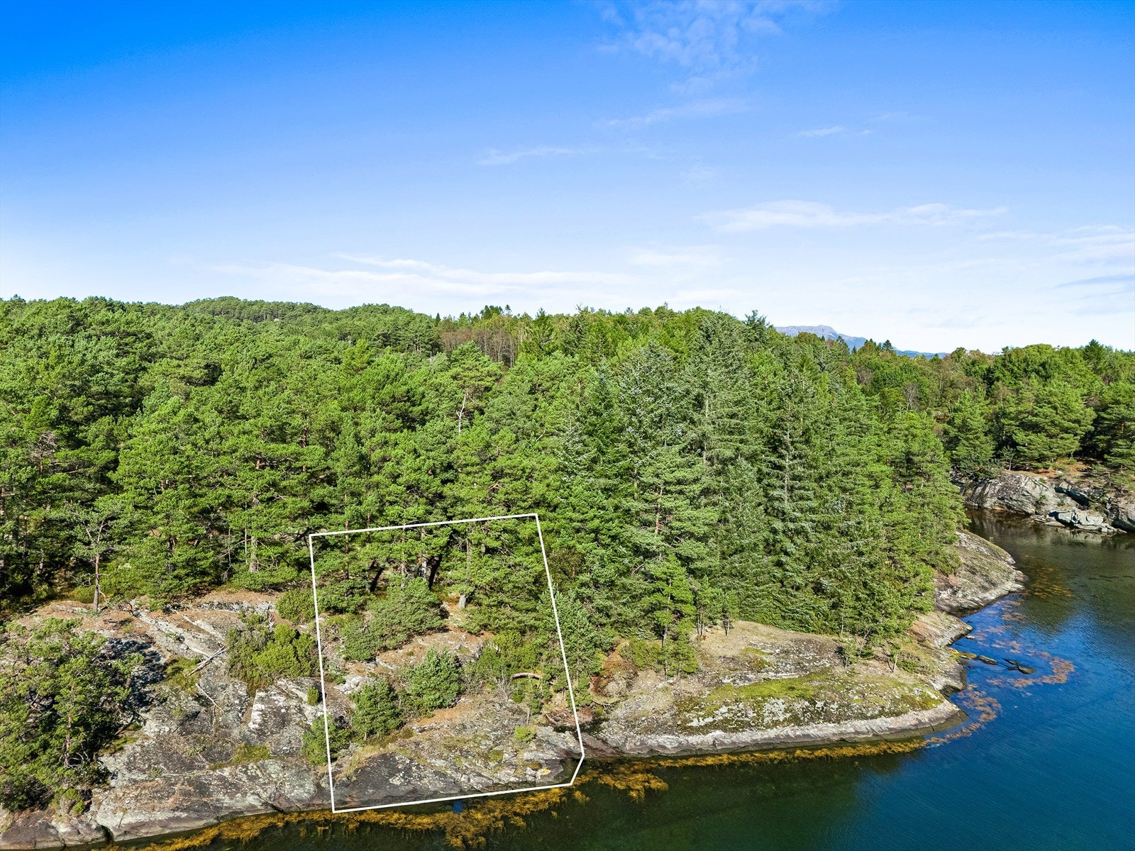 NB! Tomtegrenser kun vist som illustrasjon, se offentlige kart for nøyaktige grenser Galleribilde