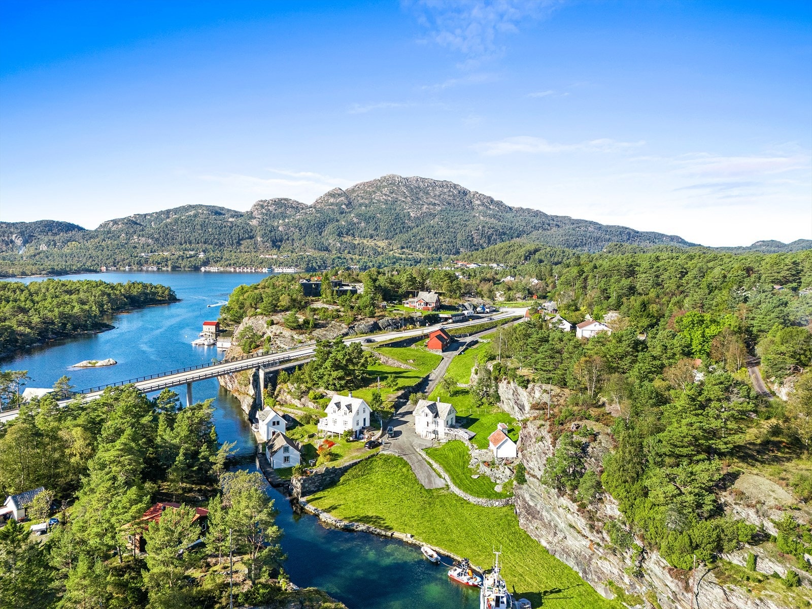 Fra tomten er det ca. 17 minutters kjøring til Svortland sentrum og ca. 12 minutters kjæring til Heiane Handelssentrum Galleribilde