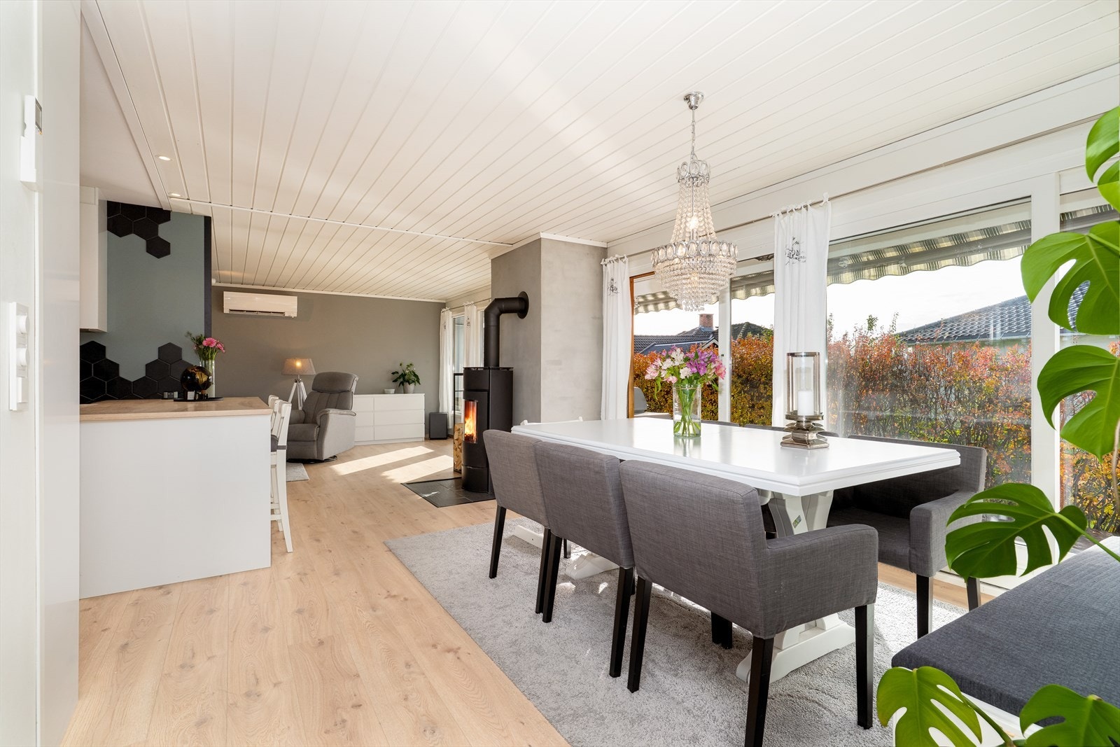 Spisestuen ligger i åpen løsning med kjøkkenet og delvis åpen løsning med stuen som gir en luftig og god romfølelse. Galleribilde