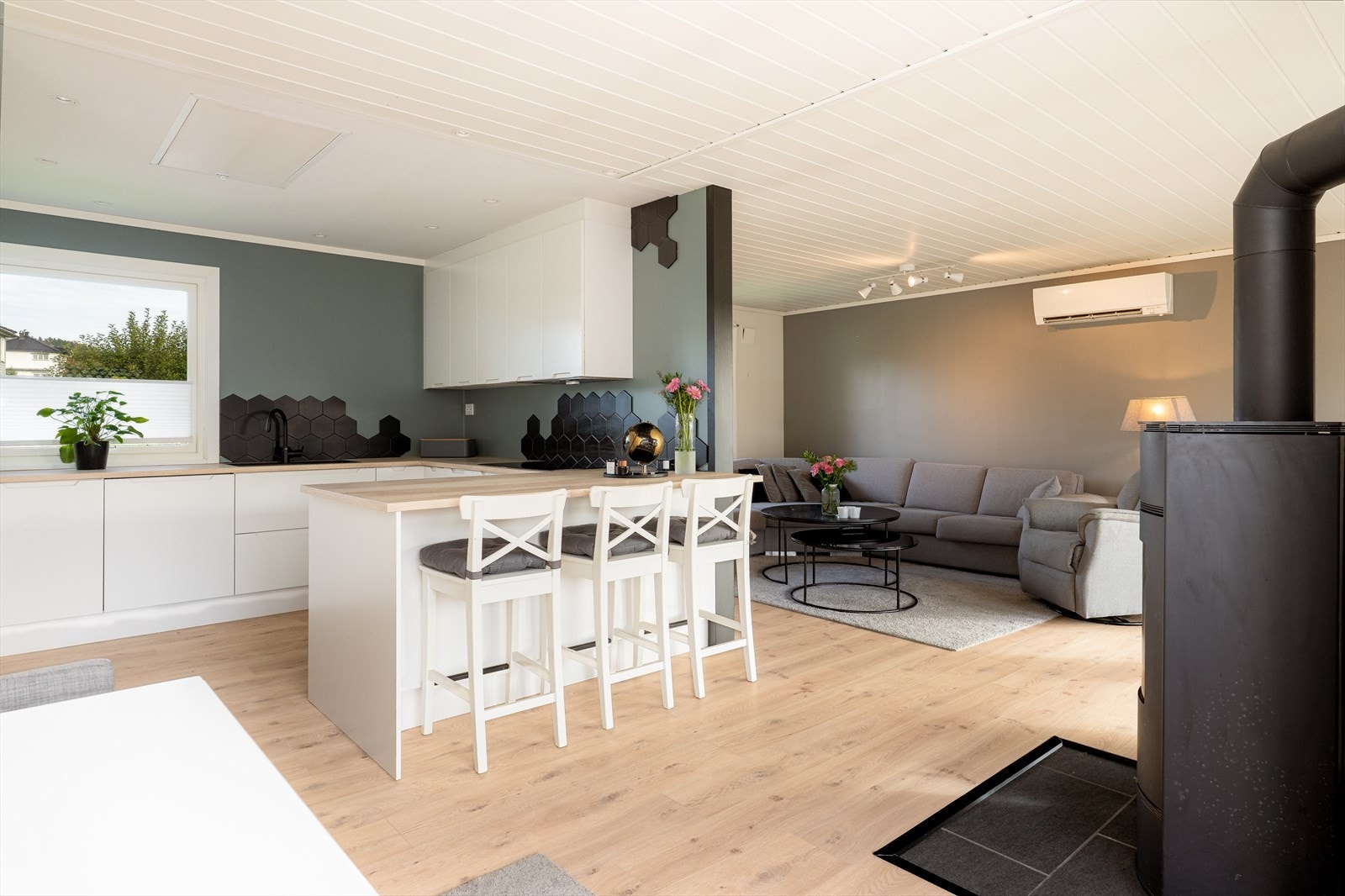 I forbindelse med halvøy på kjøkkenet er det hyggelig spiseplass. Galleribilde