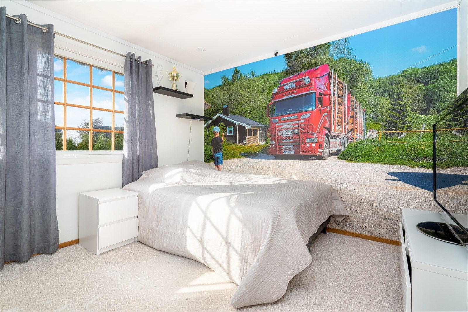 Soverom med god størrelse som inneholder praktisk skyvedørsgarderobe. Galleribilde