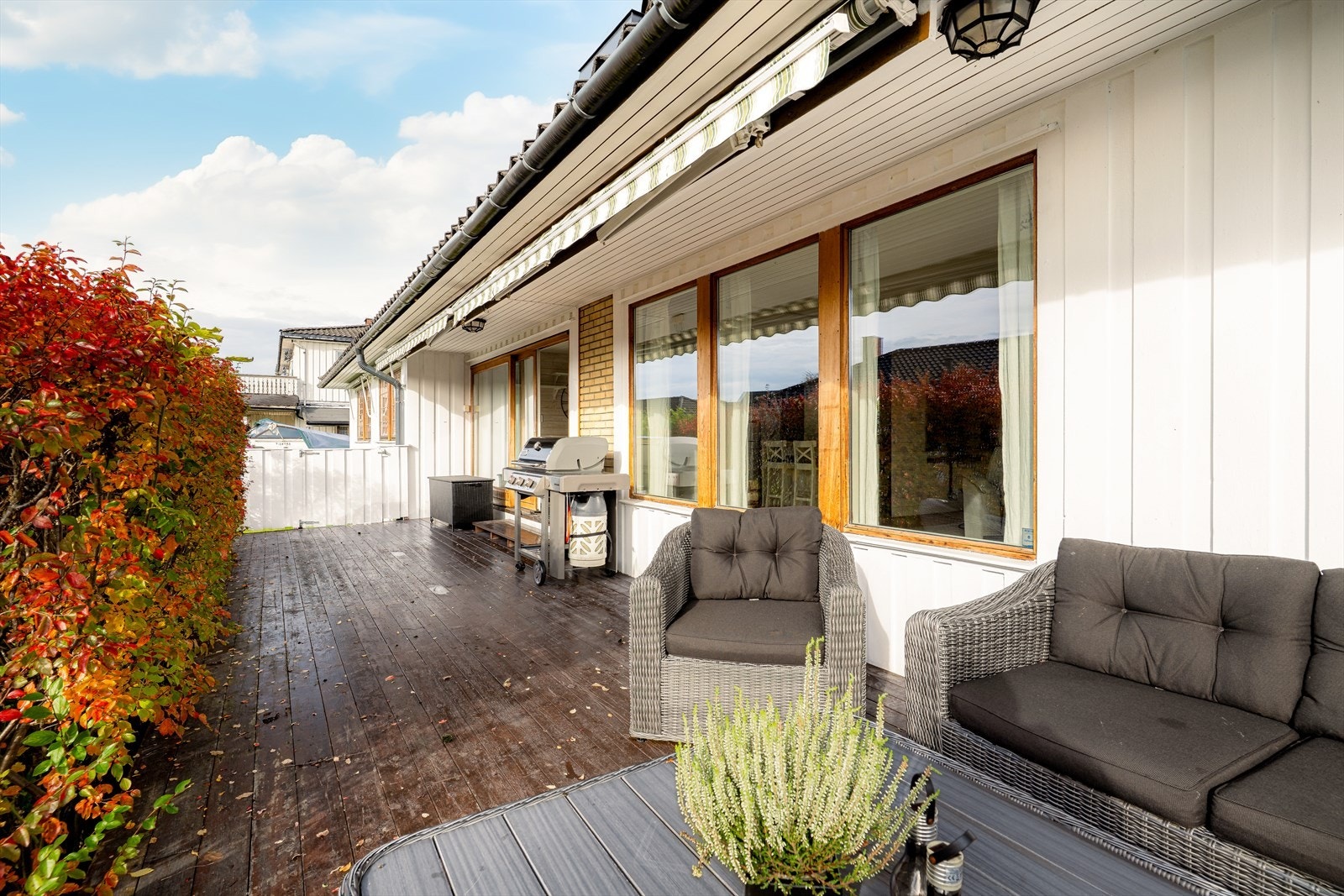 Lun og god veranda med levegg på to sider. Det er montert markise som gir god solskjerming. Galleribilde