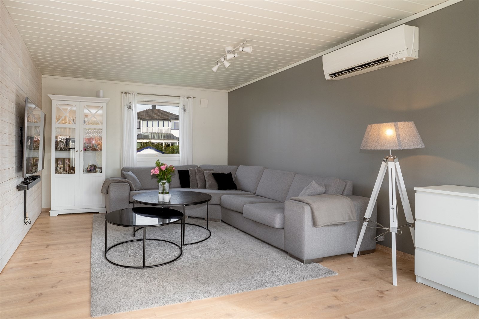 I stuen er det montert varmepumpe i 2019. Galleribilde