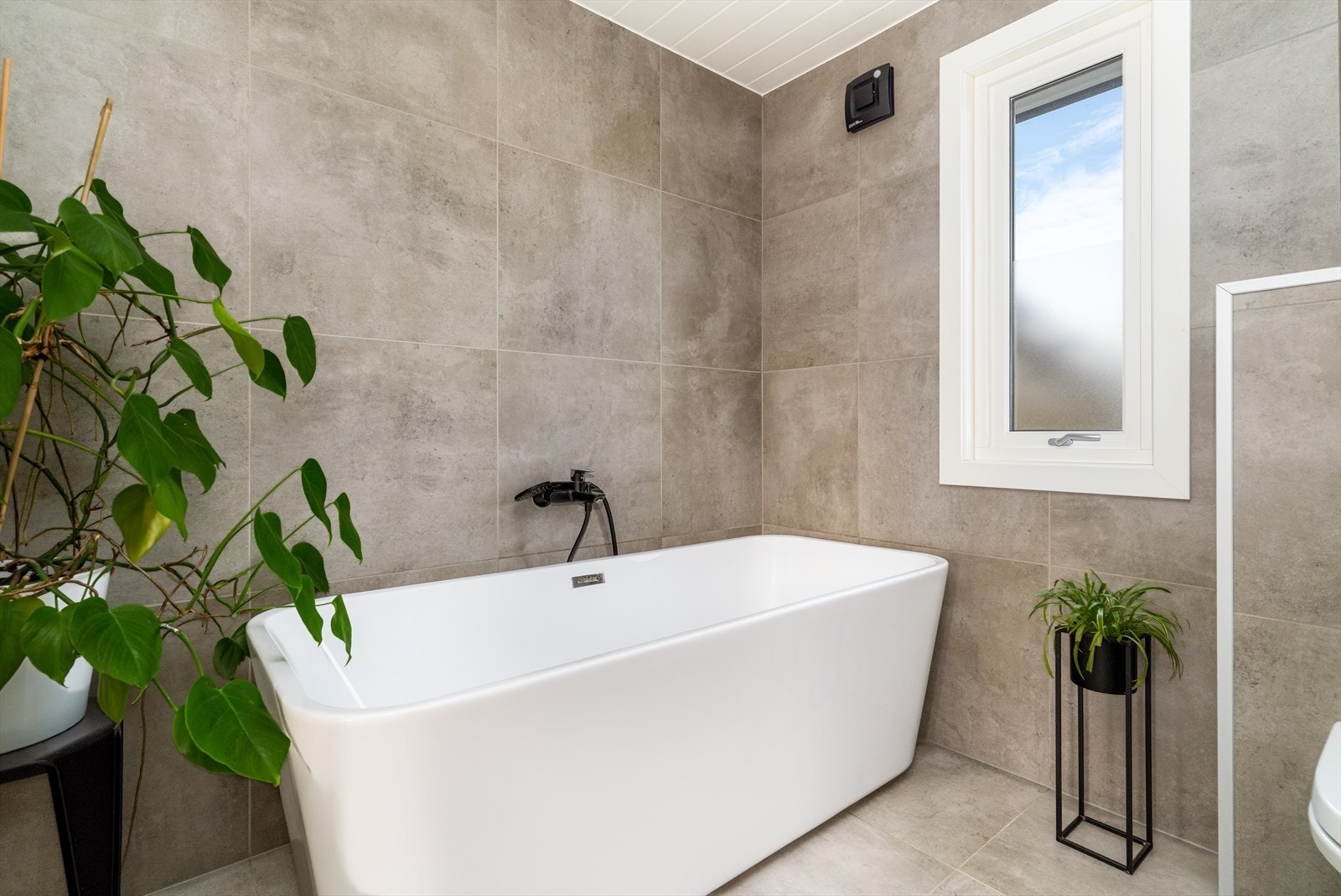 Påkostede høyttalere for våtrom fra B&W i himling! Galleribilde