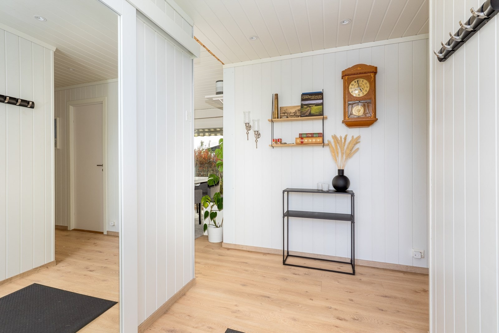 Praktisk tilliggende entré er det skyvedør med speilfront inn til walk-in garderobe. Galleribilde