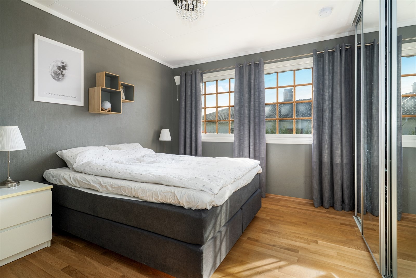 Romslig soverom med god plass til stor seng samt fin plass til klesoppbevaring i skyvedørsgarderobe med speilfronter. Galleribilde