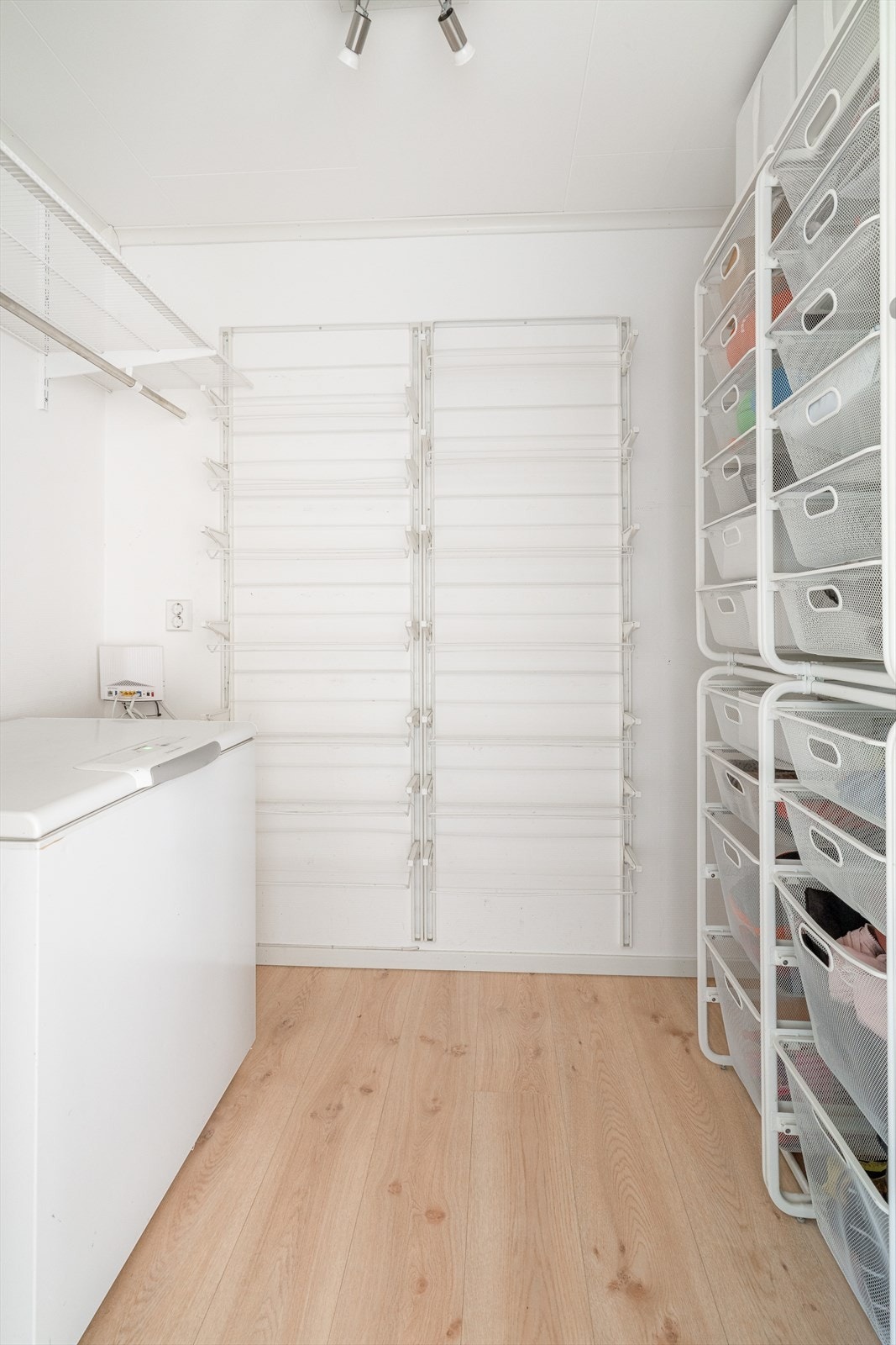 Walk-in garderobe i entré med god plass til sko- og yttertøy. Galleribilde