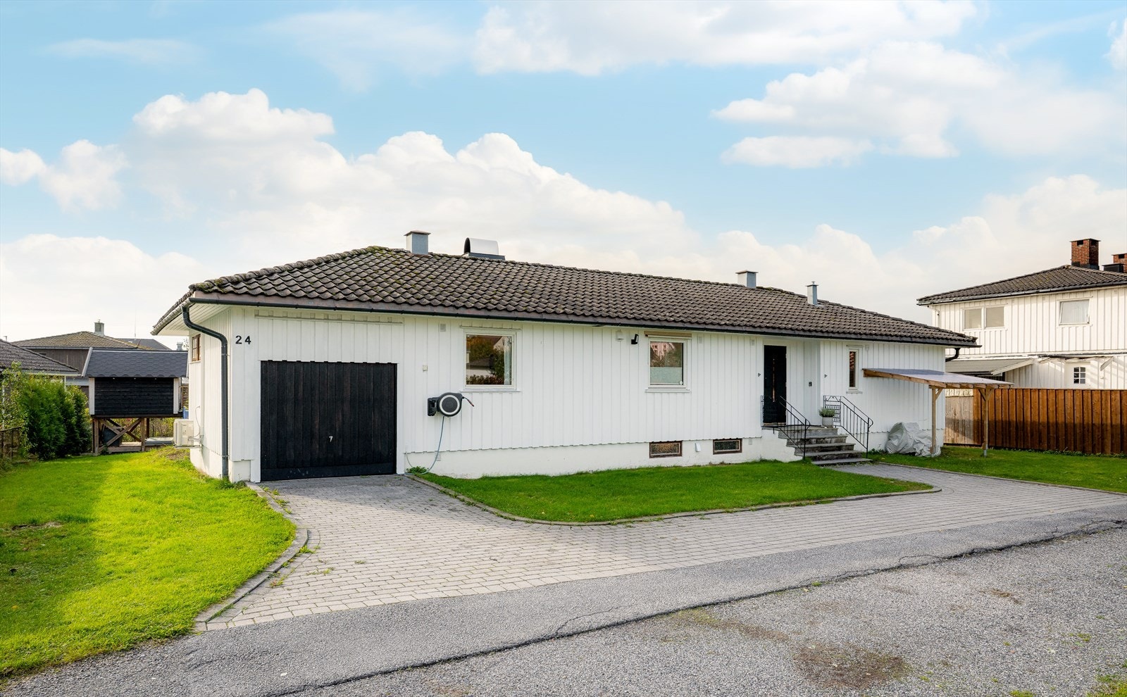 Det er kort gangvei til Bratsbergkleiva barneskole, flere barnehager, Bratsberg Idrettsplass, nærbutikk og flotte turområder. Galleribilde