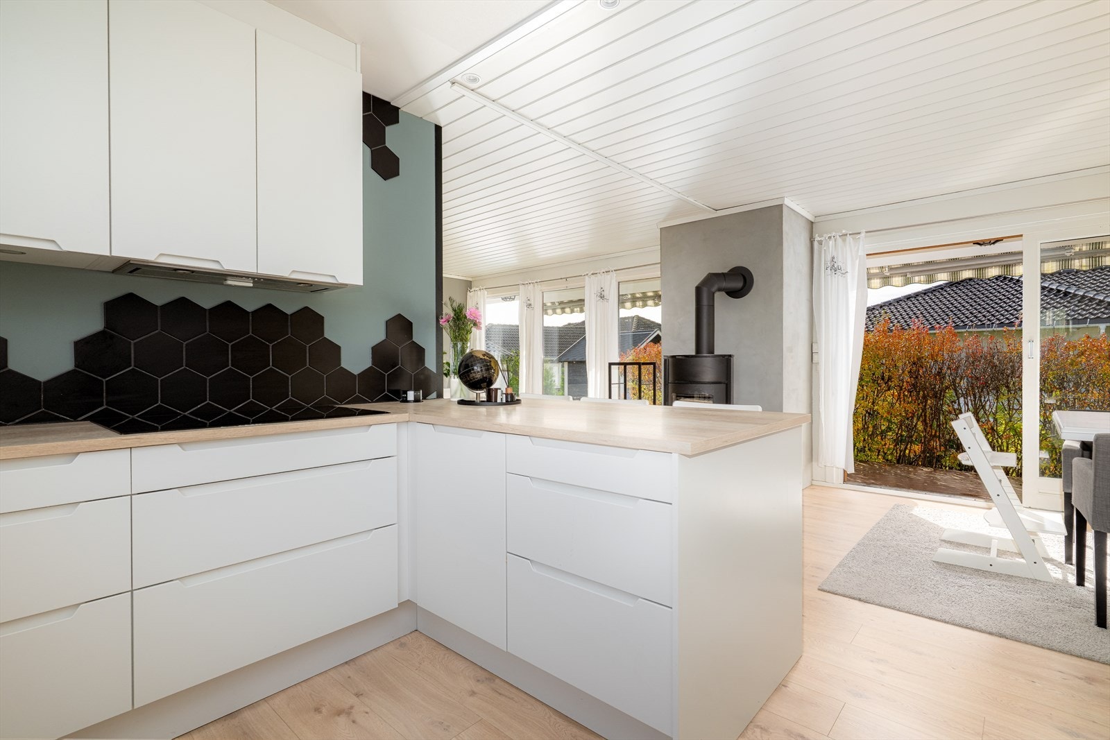 Hvitevarer består av integrert stekeovn, oppvaskmaskin og platetopp. Det er avsatt plass til frittstående kjøl-/ fryseskap. Galleribilde