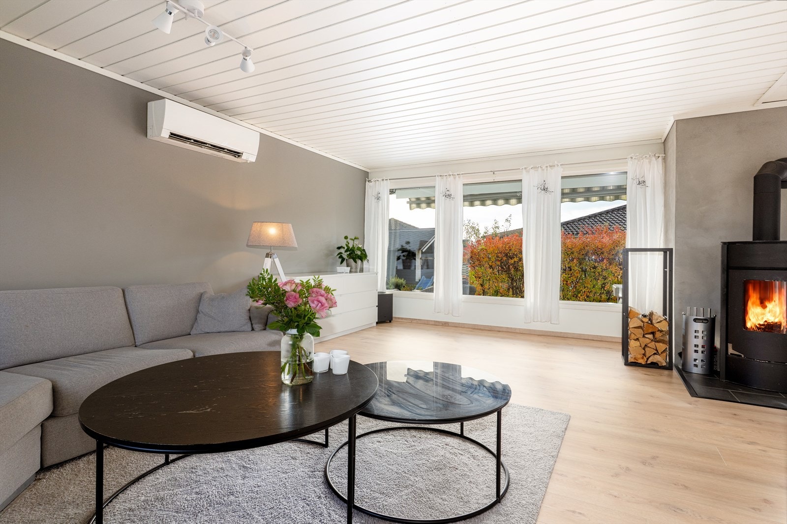 Stuen er romslig og lys med gode vindusflater som slipper inn rikelig med naturlig lys. Galleribilde