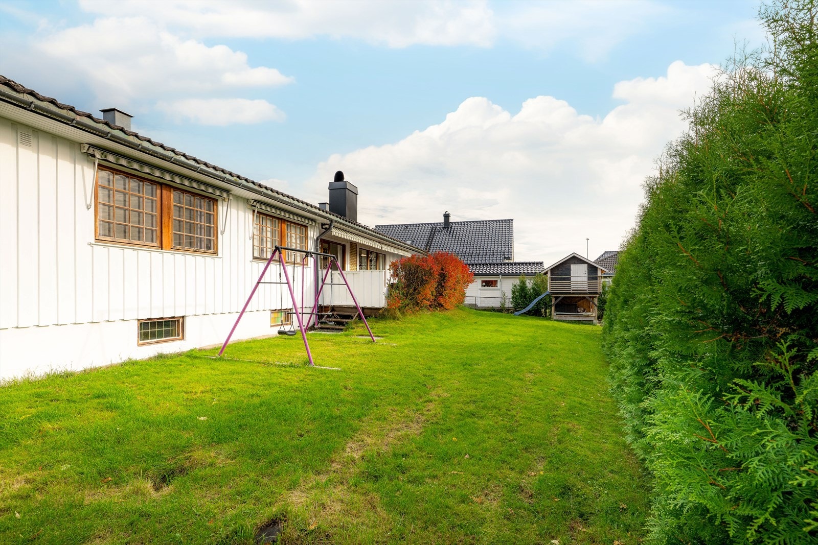 Boligen ligger i et meget attraktivt, barnevennlig og sentralt boligområde på Bratsbergkleiva. Galleribilde