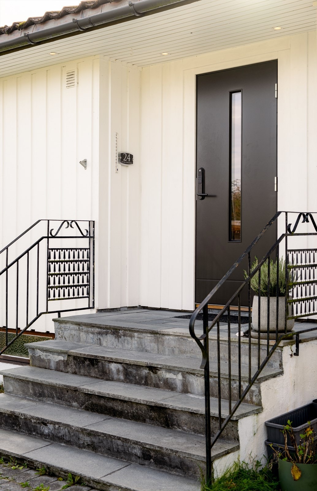 Hyggelig inngangsparti som er delvis overbygget. Ytterdør med kodelås var ny i 2024. Galleribilde