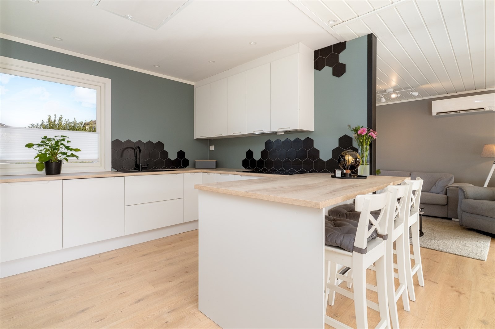 Pent kjøkken som er pusset opp i 2022 med tidløs og moderne innredning fra HTH Galleribilde