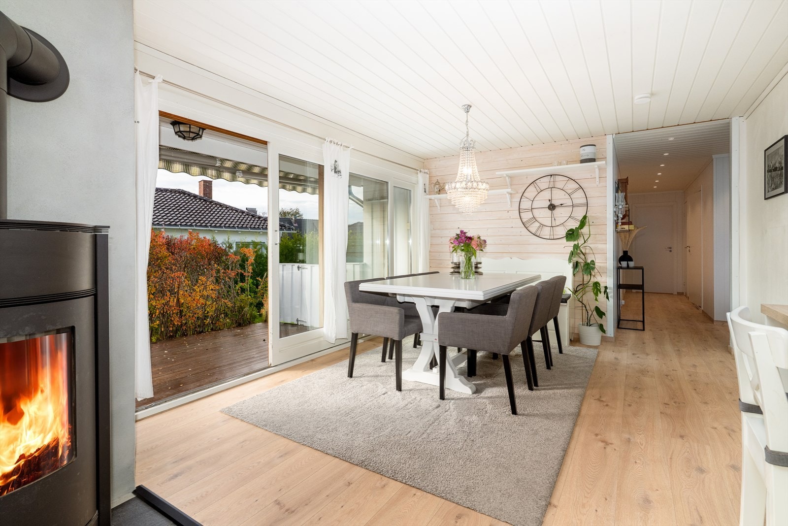 Fra spisestuen er det utgang til terrasse. Vindusglass på skyvedør ut til terrasse er skiftet i 2019. Galleribilde