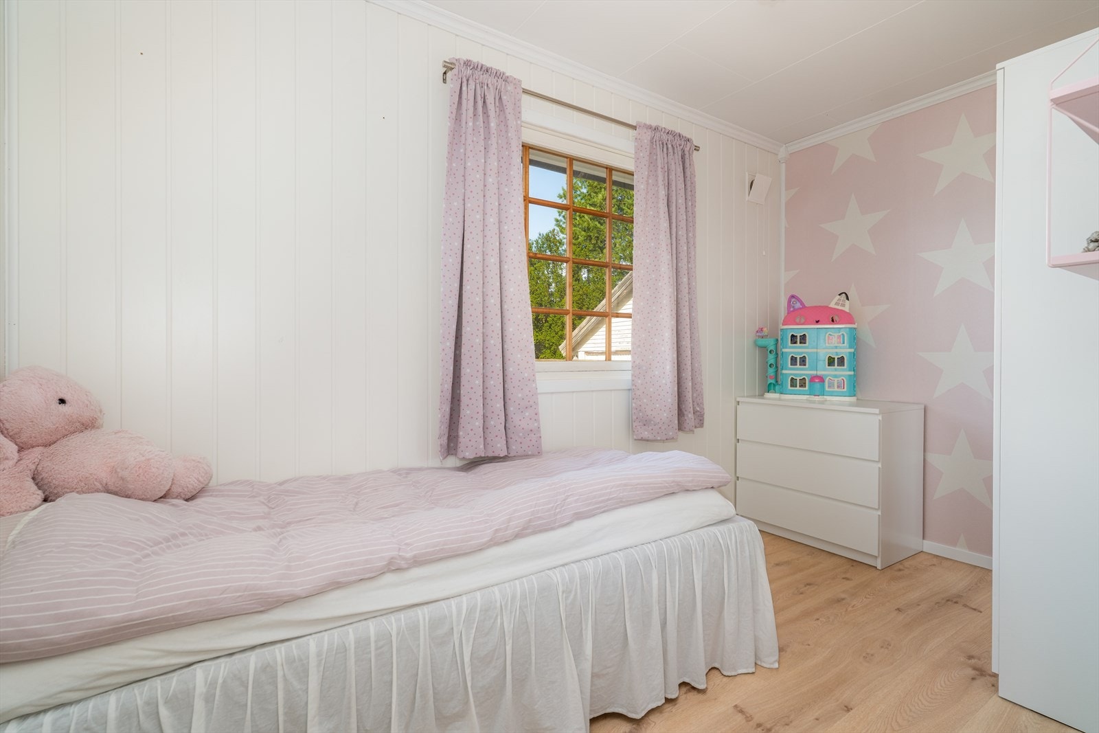 Lyst og hyggelig soverom. Galleribilde