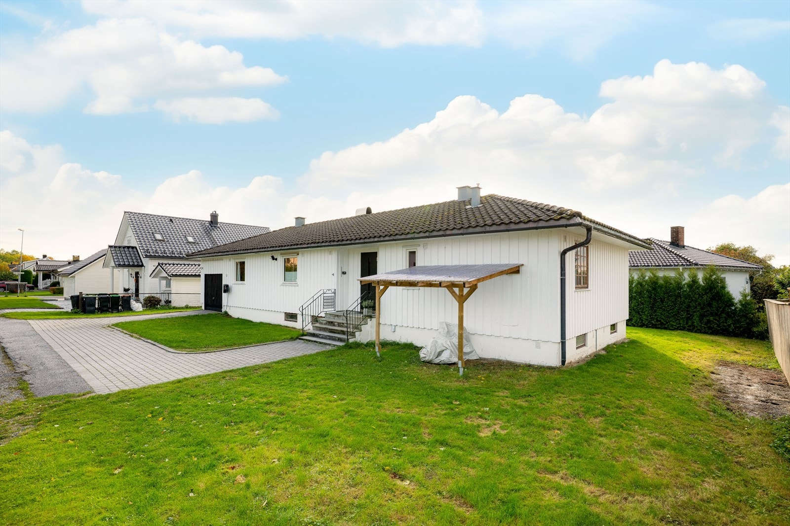 Det er satt inn nytt vindu på badet i 1. etasje i 2020/21, samt nytt vindu på kjøkkenet i 2022. Galleribilde