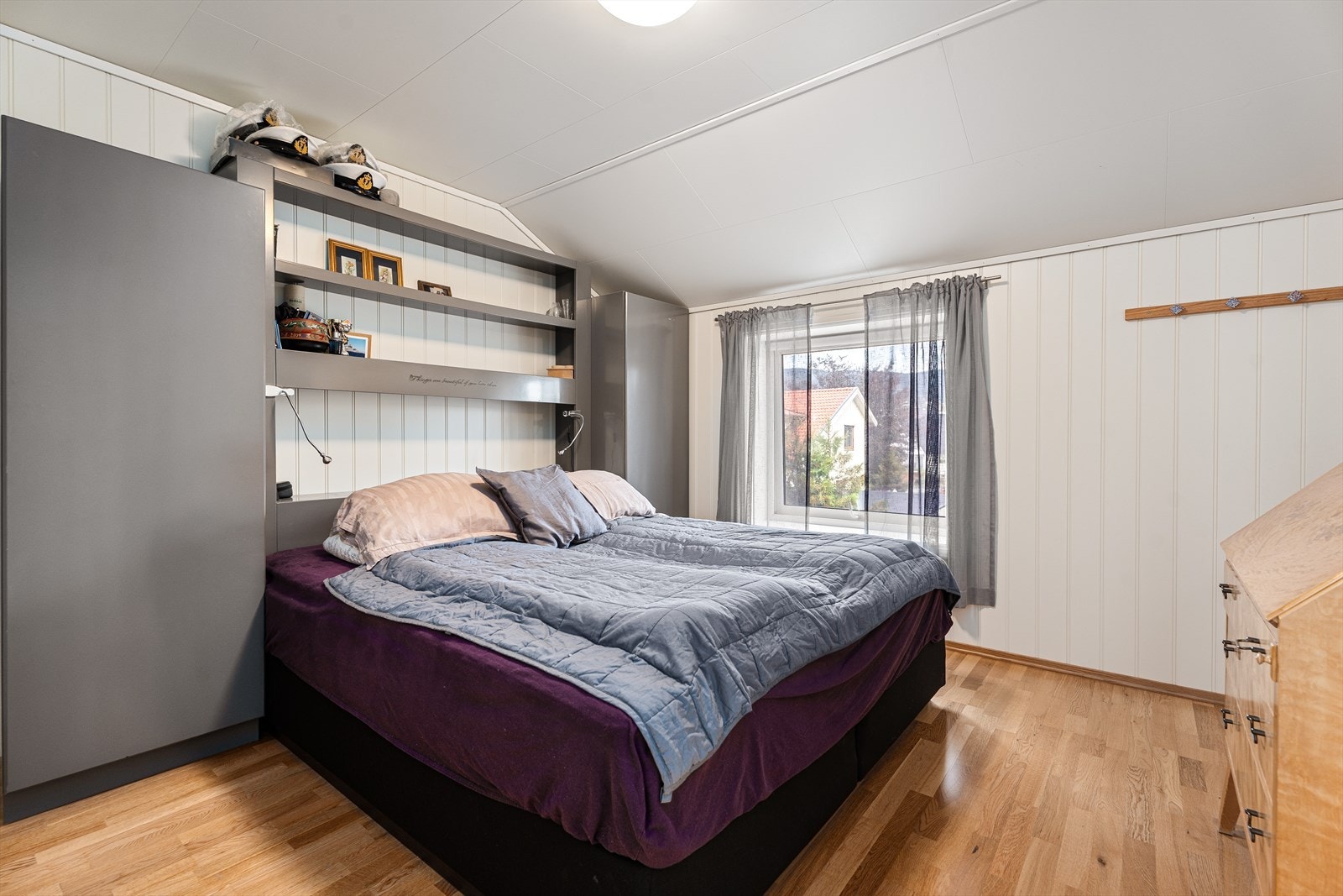 Hovedsoverommet er på hele 17 kvm. og har walk-in-garderobe Galleribilde