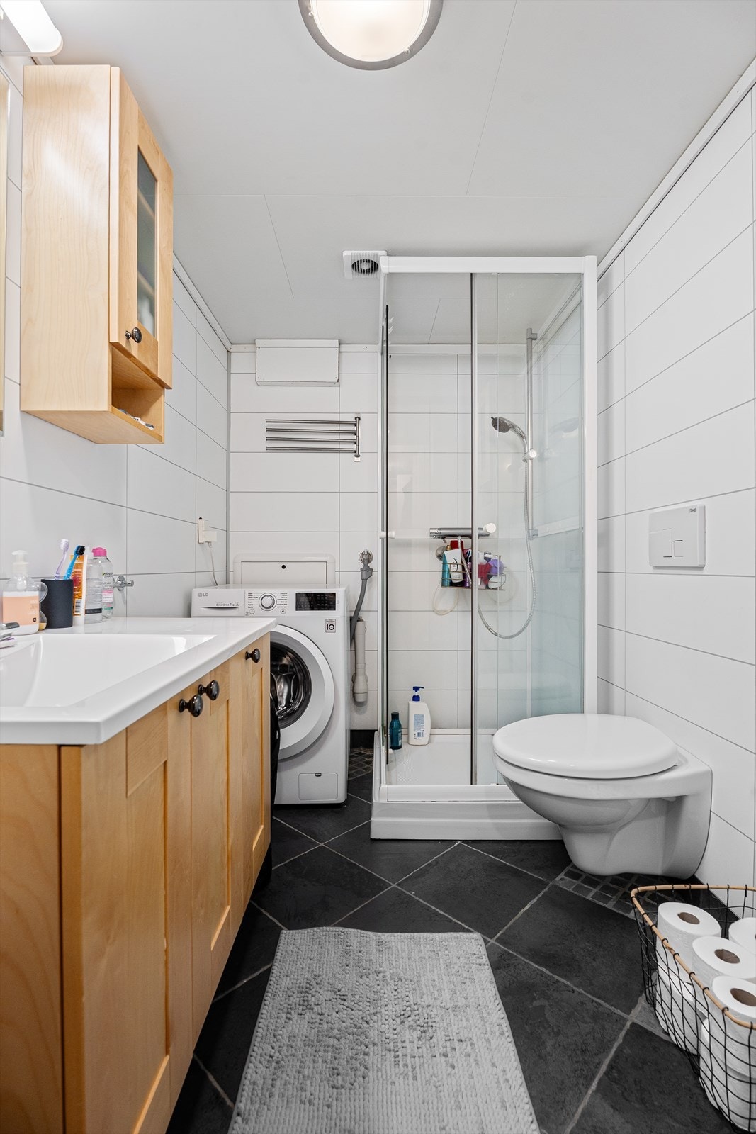 Badet i hybelleiligheten har fått TG1 av takstmann. Galleribilde