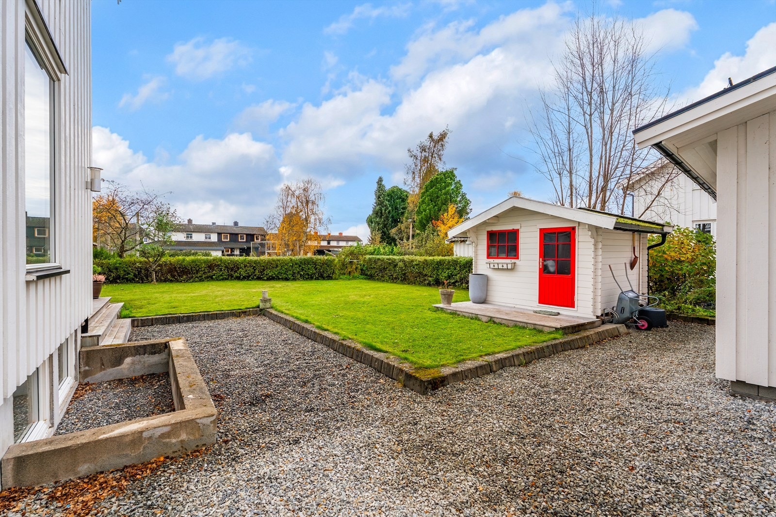 Pen uteplass, med praktisk redskapshus. Galleribilde