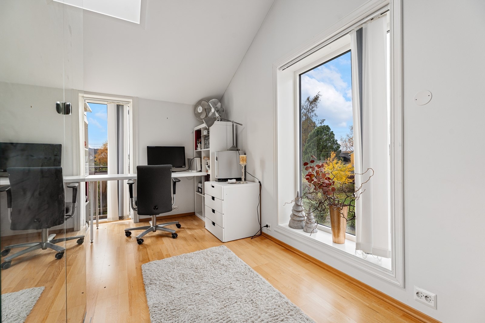 Kontorplass ved siden av loftstuen Galleribilde