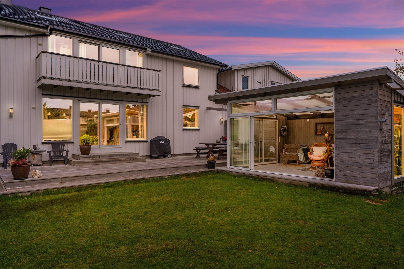 Flott uteområde med bla. plen, veranda og vinterhage. Galleribilde