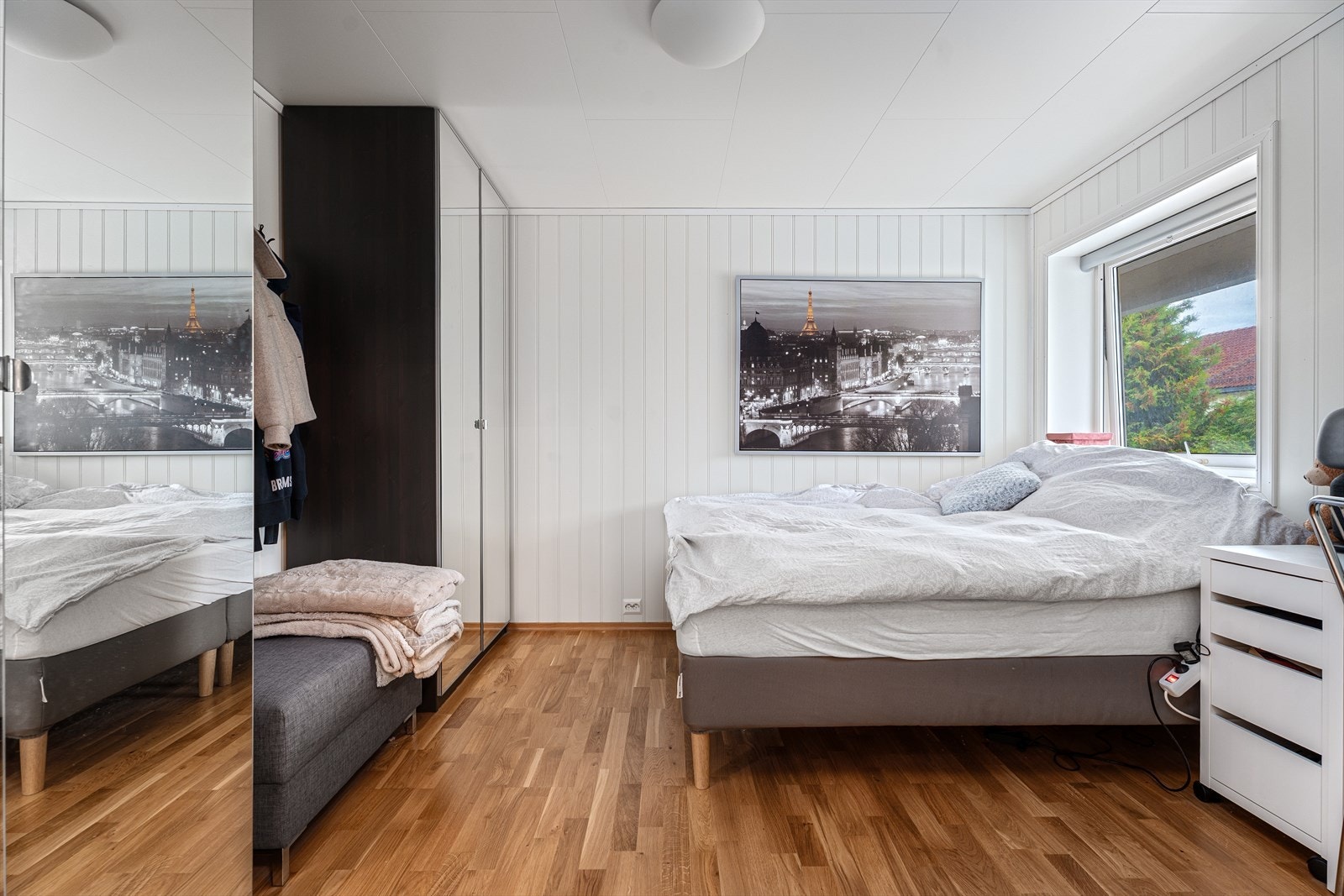 Ett av to soverom i 1. etasje Galleribilde