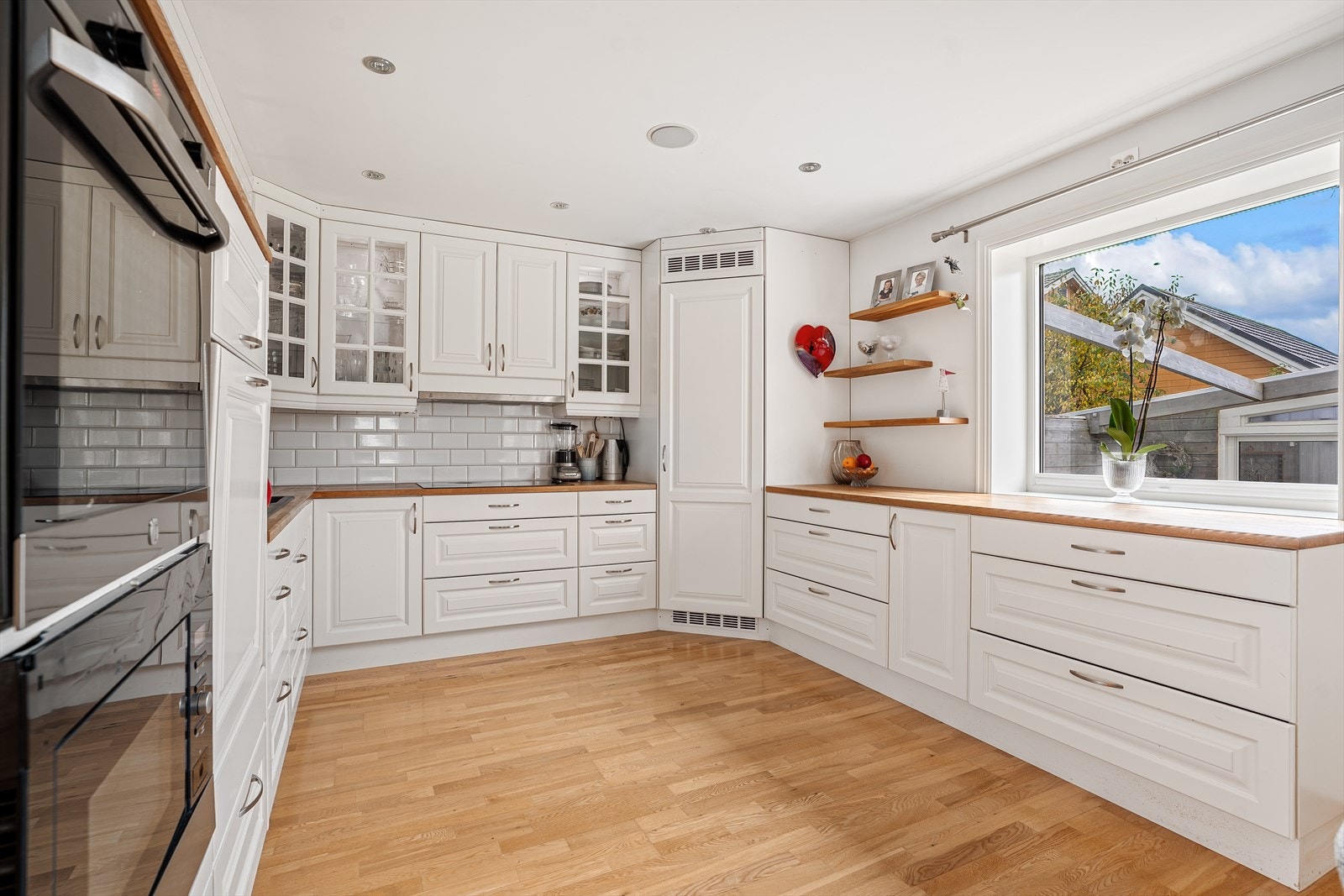 Rikelig med skap- og benkeplass. Stort vindu gir god og naturlig belysning Galleribilde