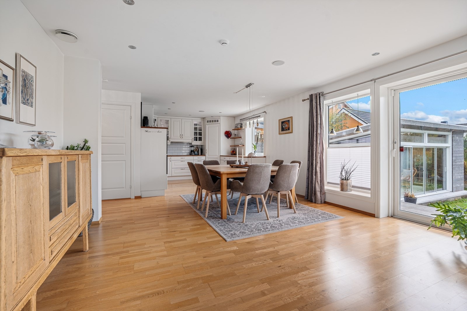 Fra stuen er det utgang til veranda og hage Galleribilde