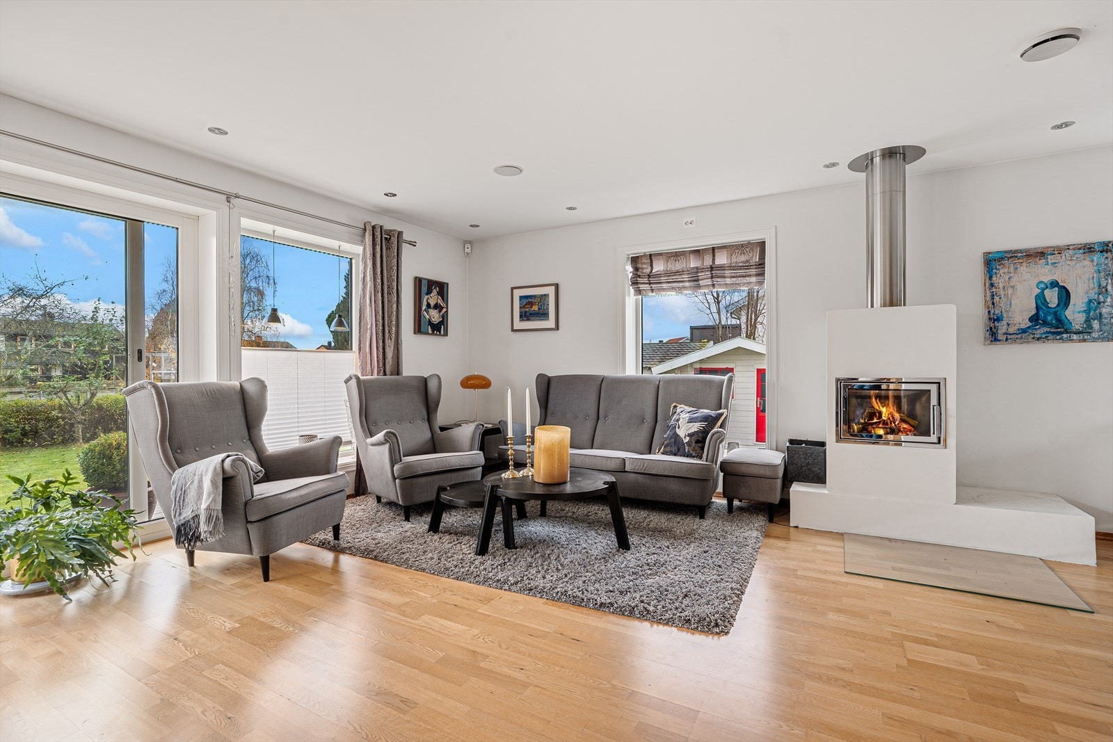 Stuen har flere store vindu som slipper inn godt med dagslys Galleribilde