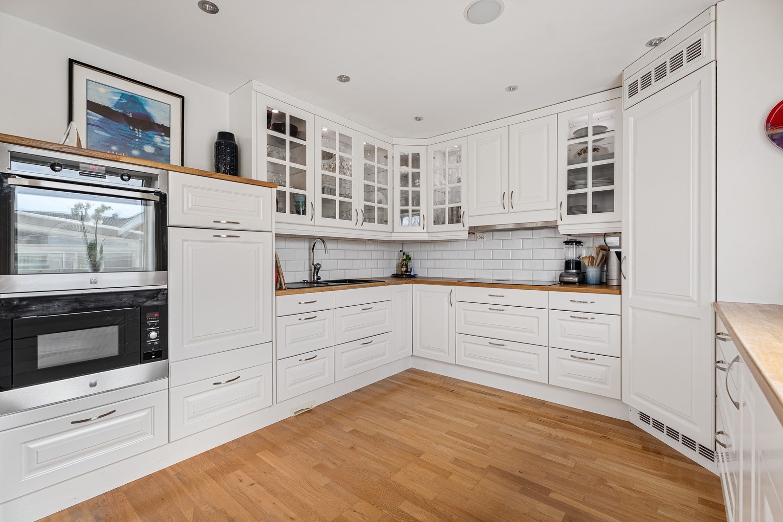 Meget flott kjøkken med integrerte hvitevarer. Galleribilde