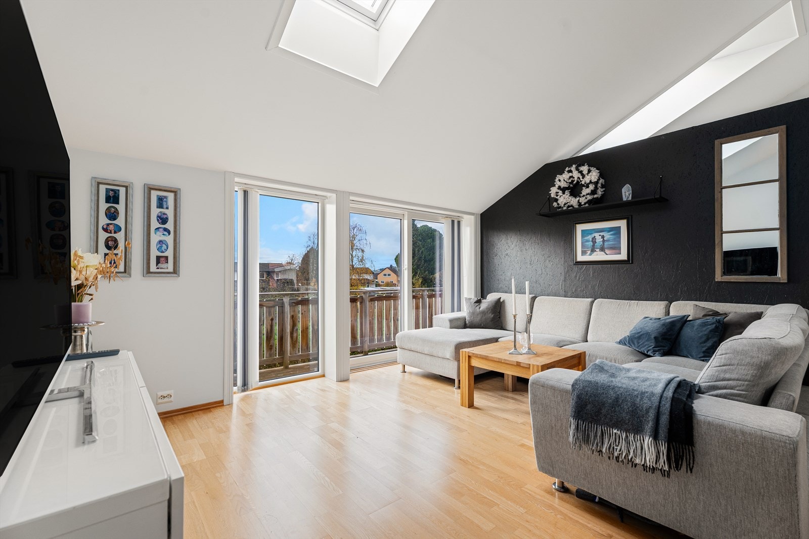 Loftstue med utgang til balkong Galleribilde