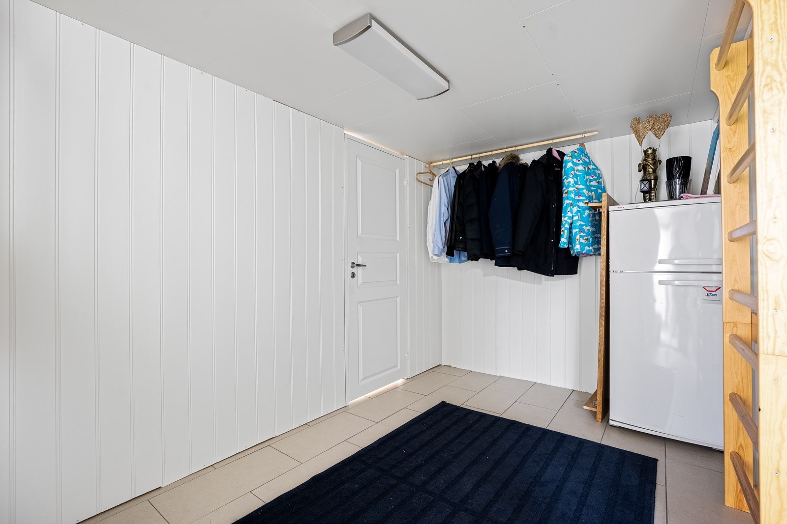 Gang/bod i kjeller. Varme i gulv. Galleribilde