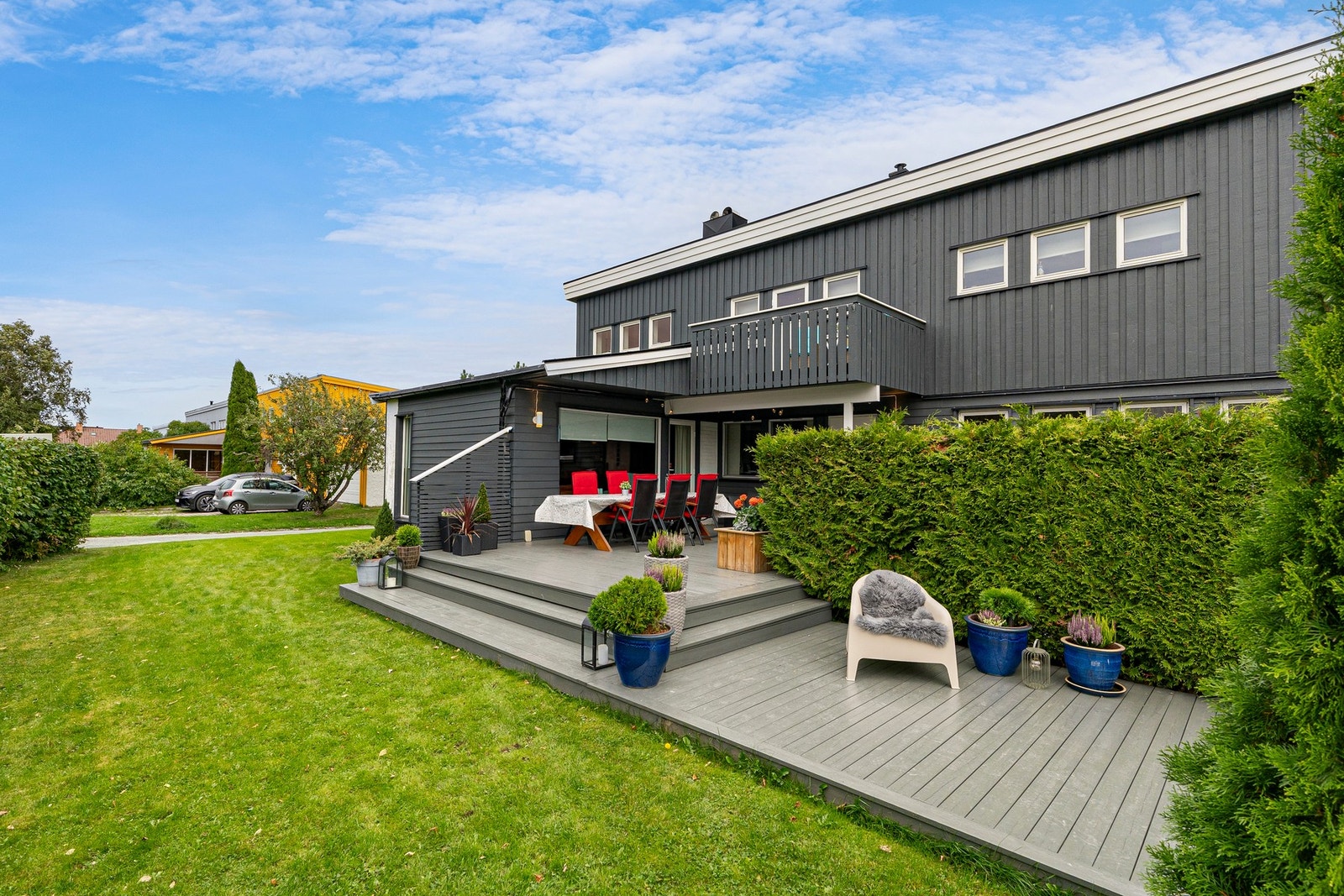 Store terrasseareal med flere solrike sittegrupper. Galleribilde